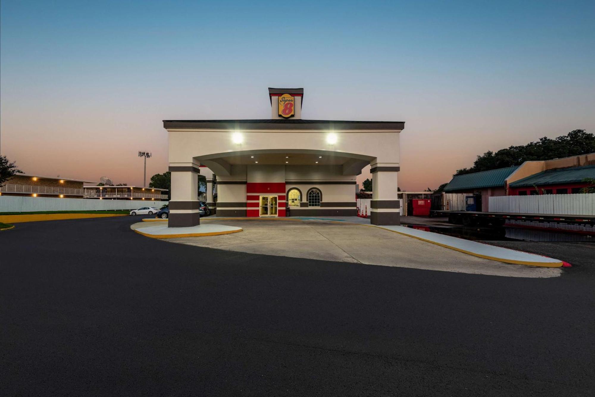 Super 8 By Wyndham Baton Rouge/I-10 Inniswold Exterior foto