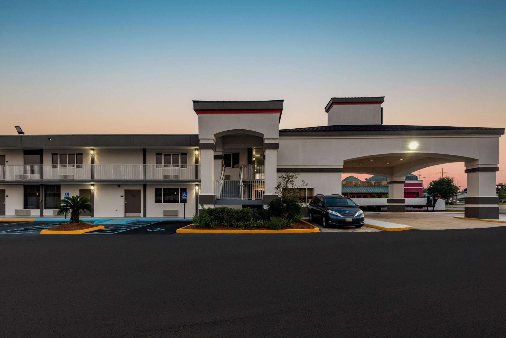 Super 8 By Wyndham Baton Rouge/I-10 Inniswold Exterior foto